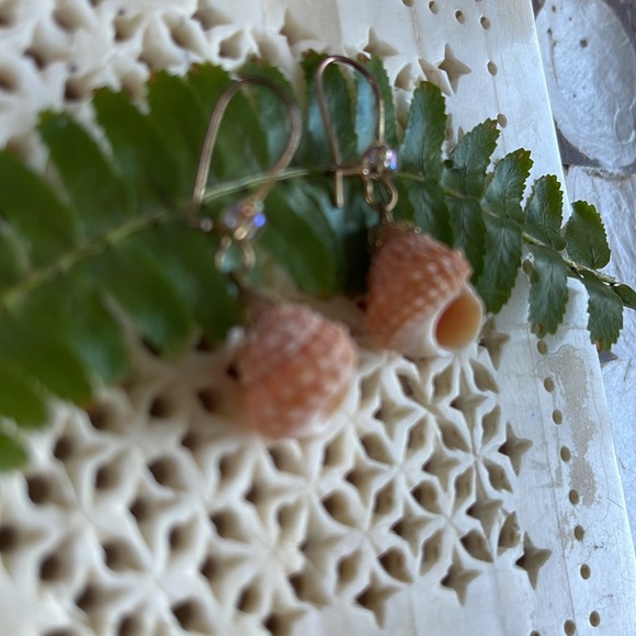 Mini shell earrings - Picture 2 of 2
